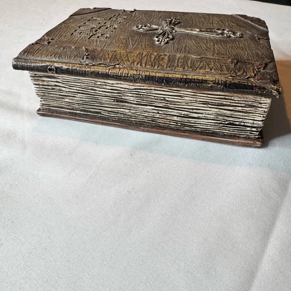 Vintage Holy Bible Trinket Box Religious Jewelry Keepsake Box Cross Lid - Picture 4 of 6